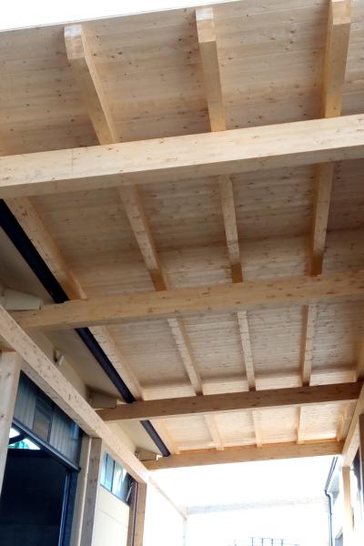 Copertura tetto lamellare GL 24 H con carpenteria in ferro a progetto a Faenza